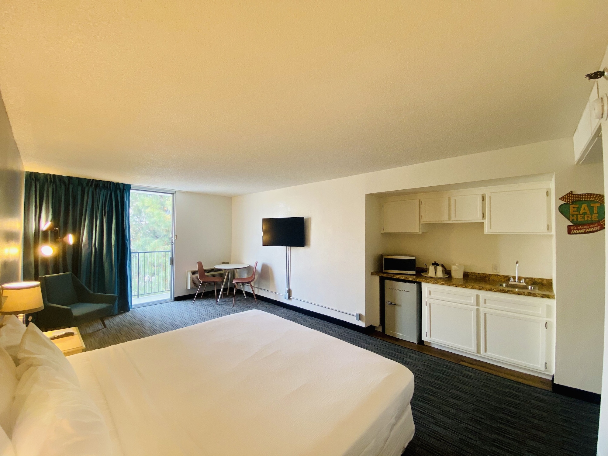 غرفة بسرير كينج بمطبخ صغير