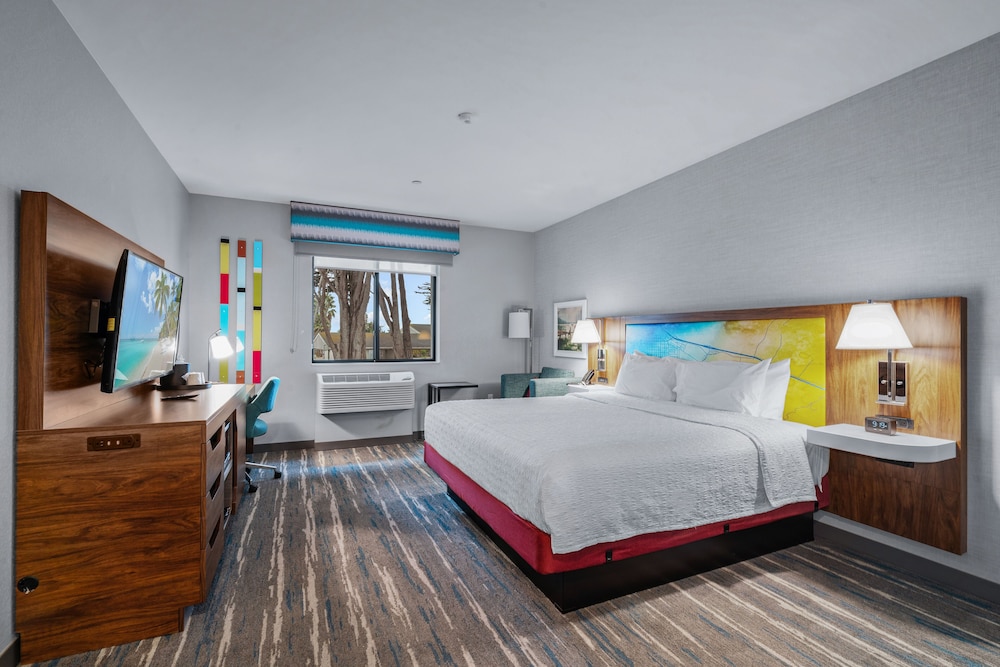 Room, King Bed, Rock View