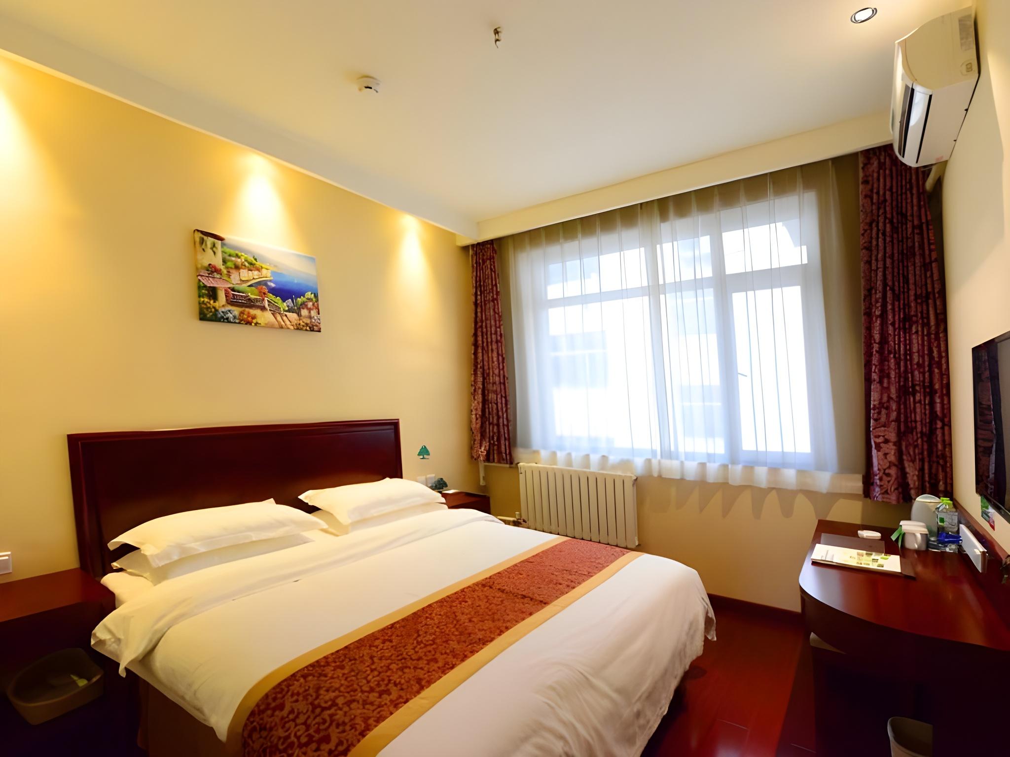GUEST ROOM, DOUBLE BED, NO WINDOW
