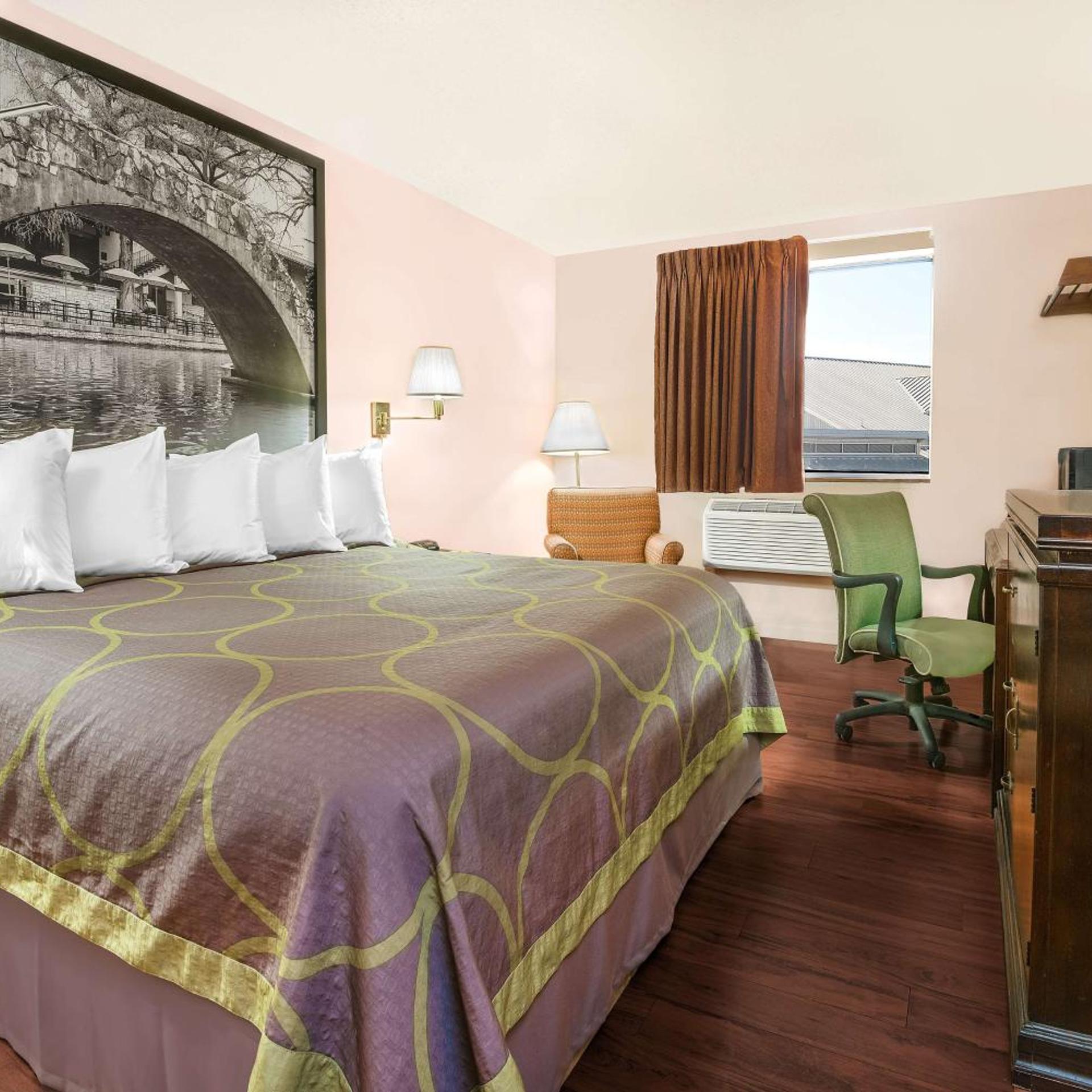 Room, King Bed, Bathtub, Accessible