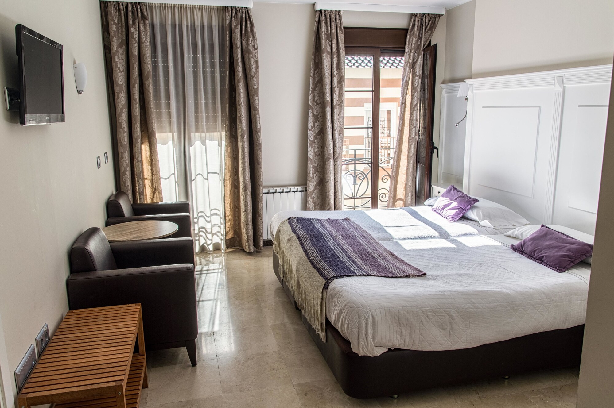 ROOM, DOUBLE OR TWIN BED