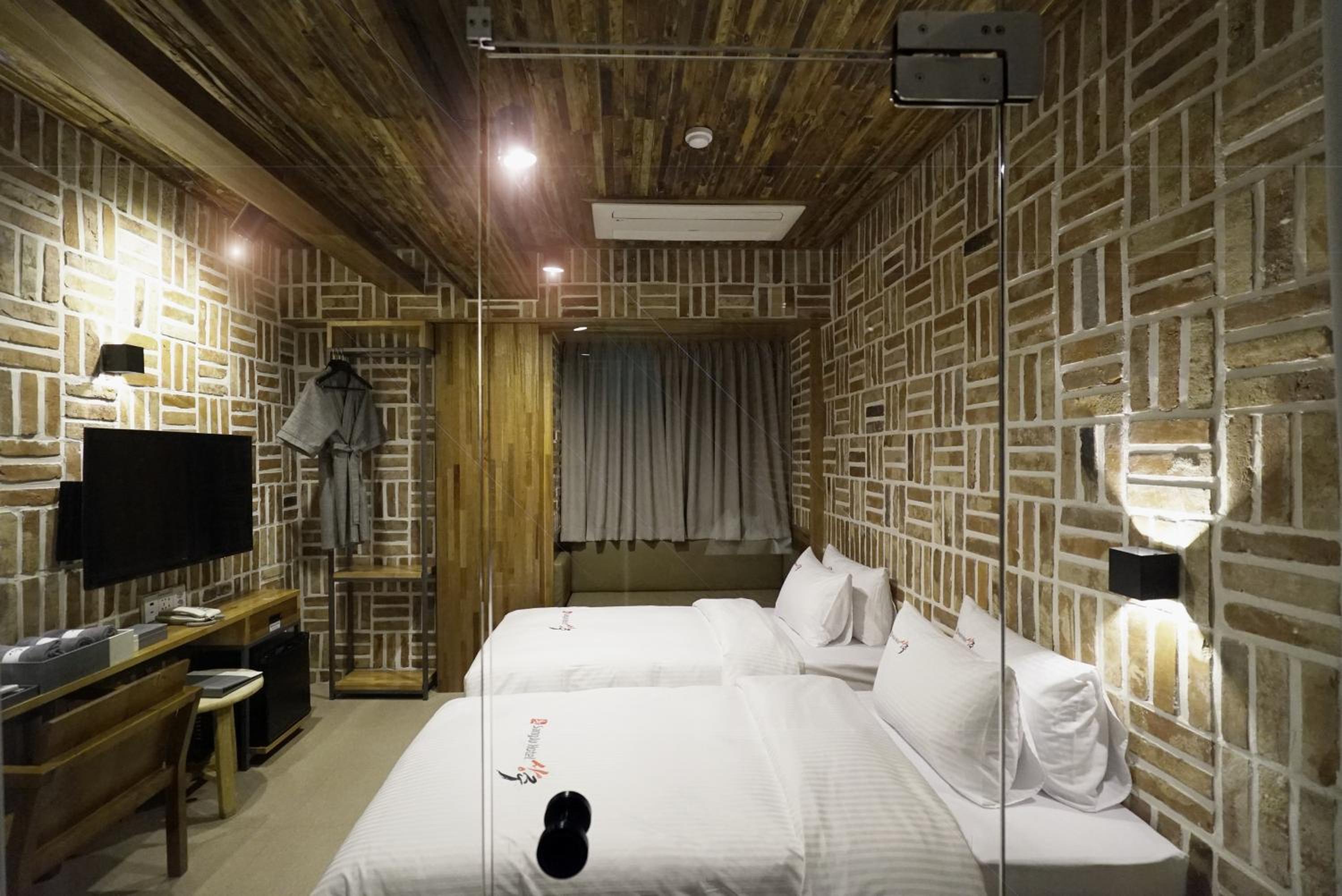 DELUXE, TWIN BEDS