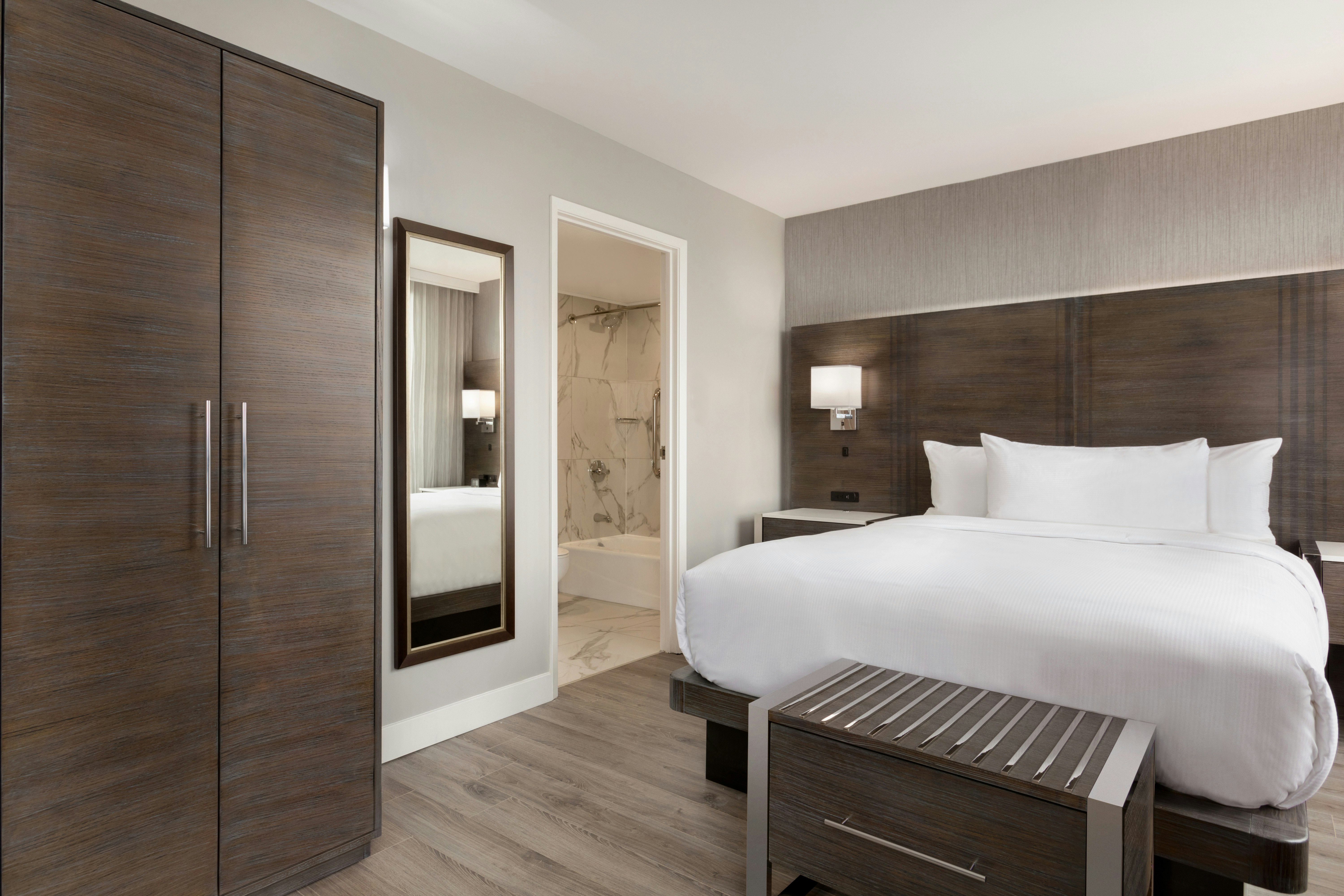 ROOM, QUEEN BED