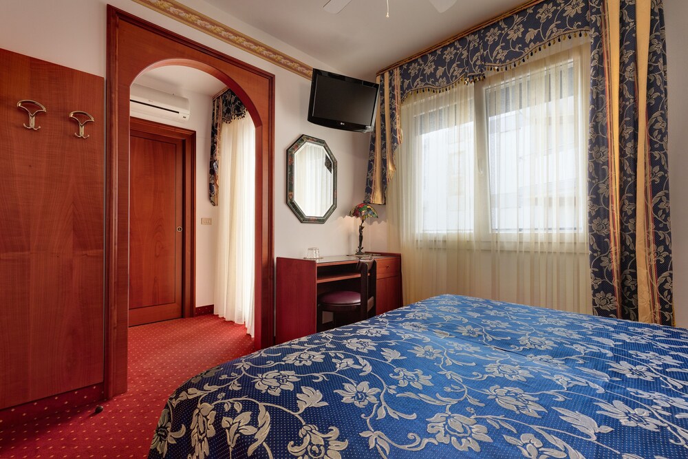 Hotel Napoleon 11/50