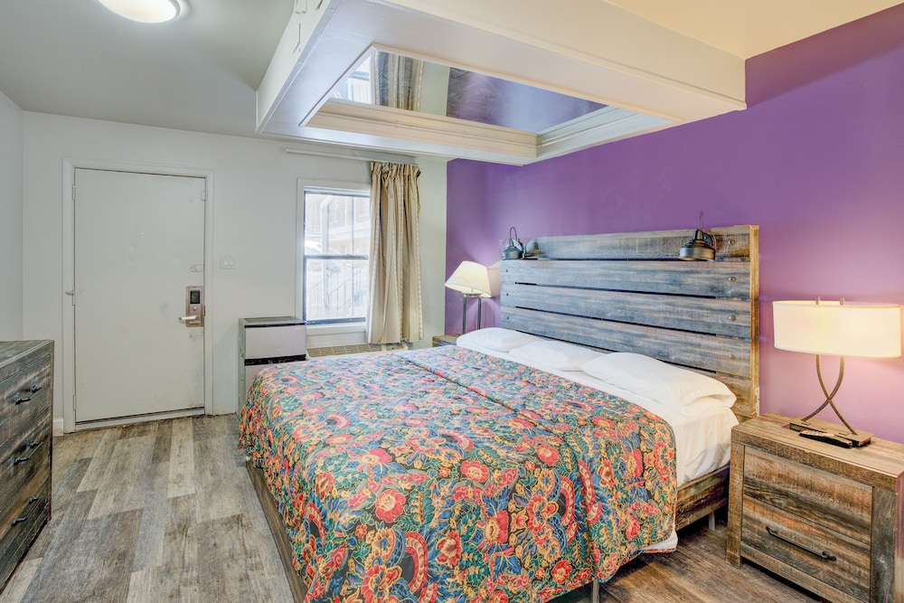 Room, King Bed, Jetted Tub, Smoking
