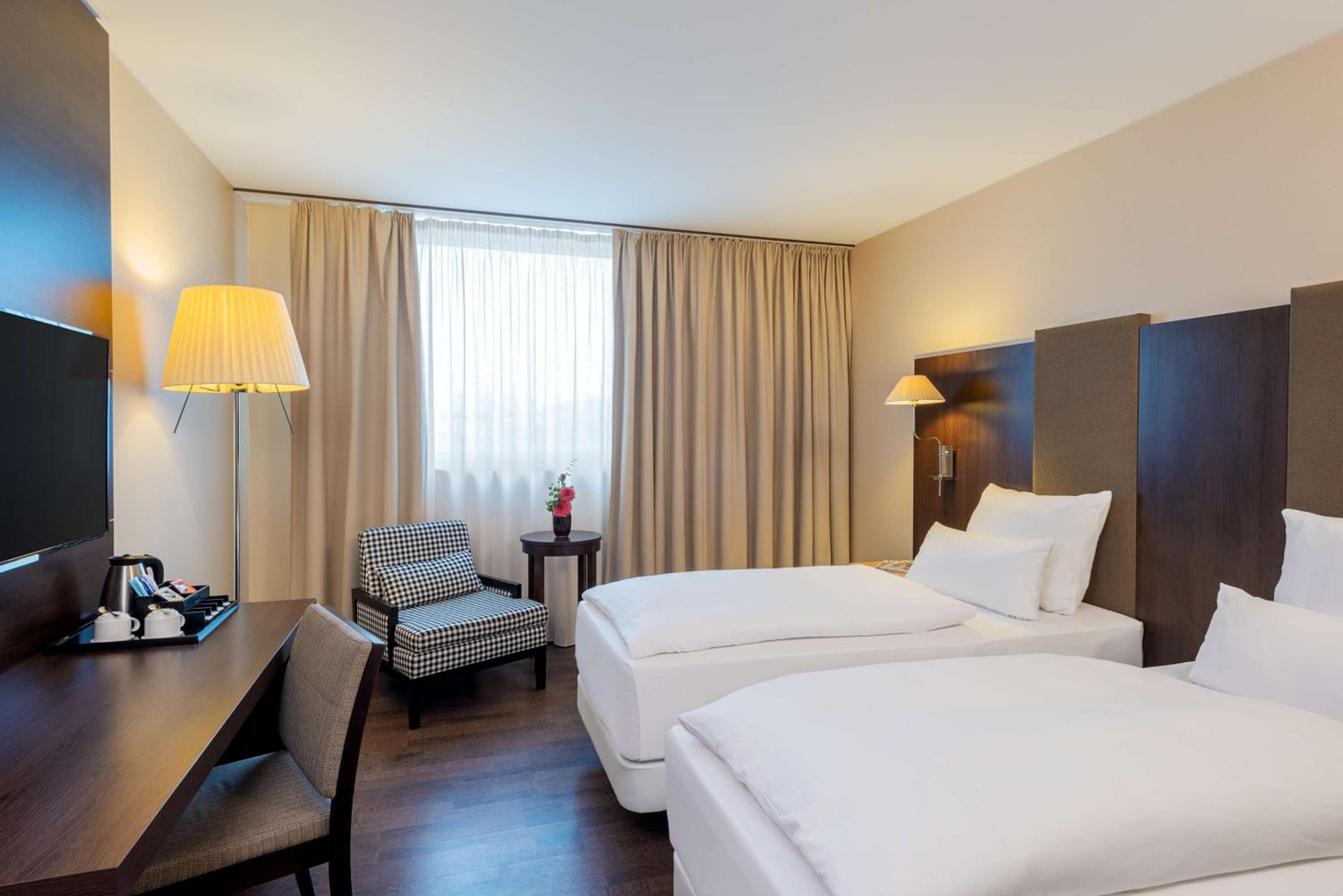 Standard, King Bed, Nh Stuttgart Airport 4/10