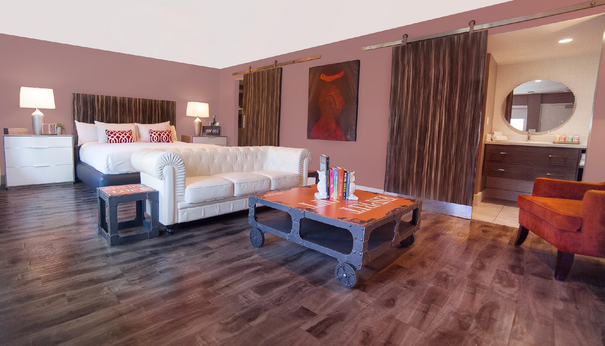 Oasis, Suite, King Bed, Pool View