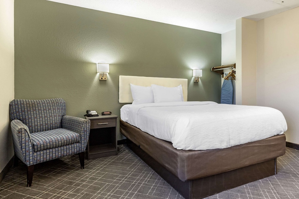 غرفة قياسية بسرير كوين، Quality Inn Spartanburg, SC 2/3