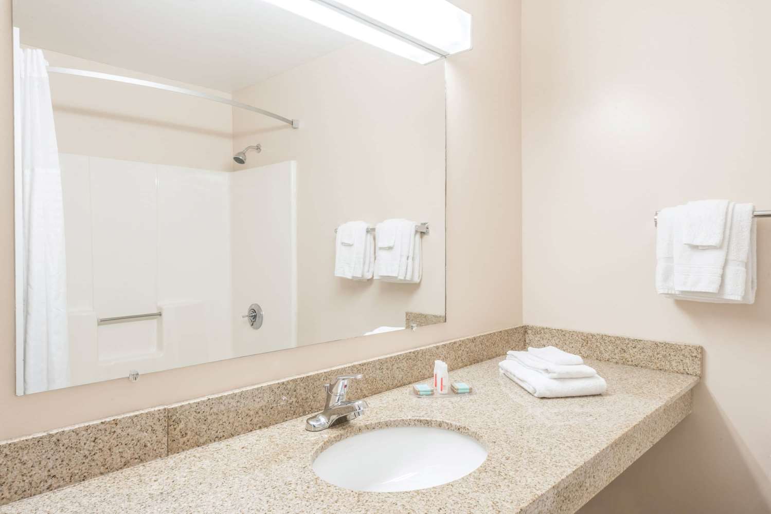 Days Inn by Wyndham Middletown/Newport Area 38/40
