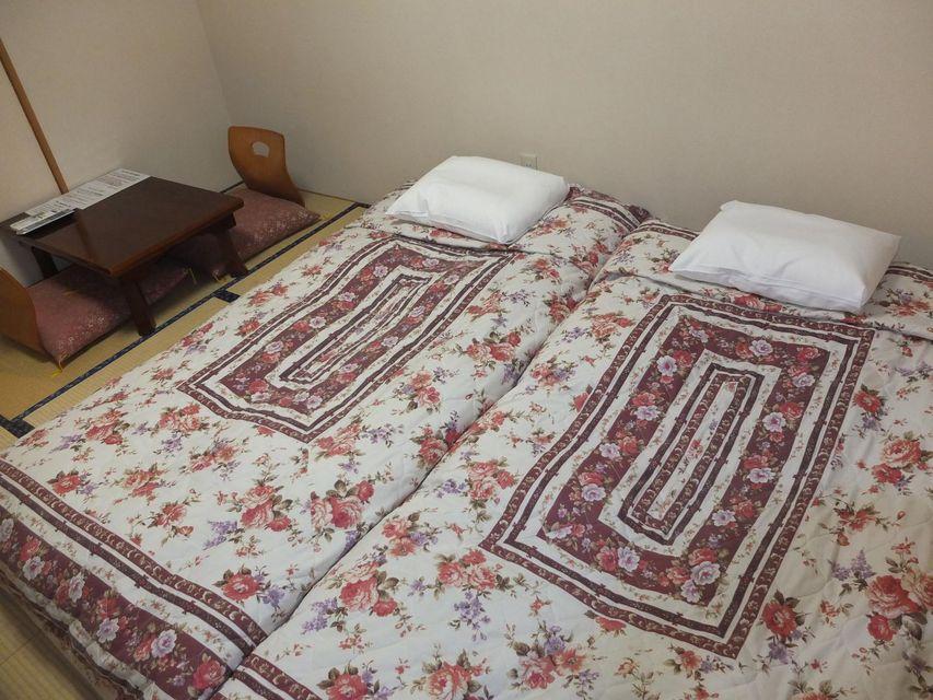 غرفة تقليدية بسريرين منفصلين