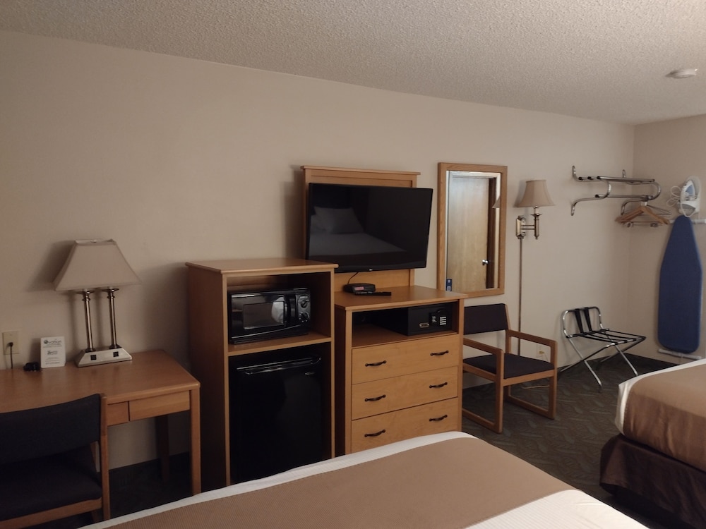 Super 8 by Wyndham Monroe WI 46/54