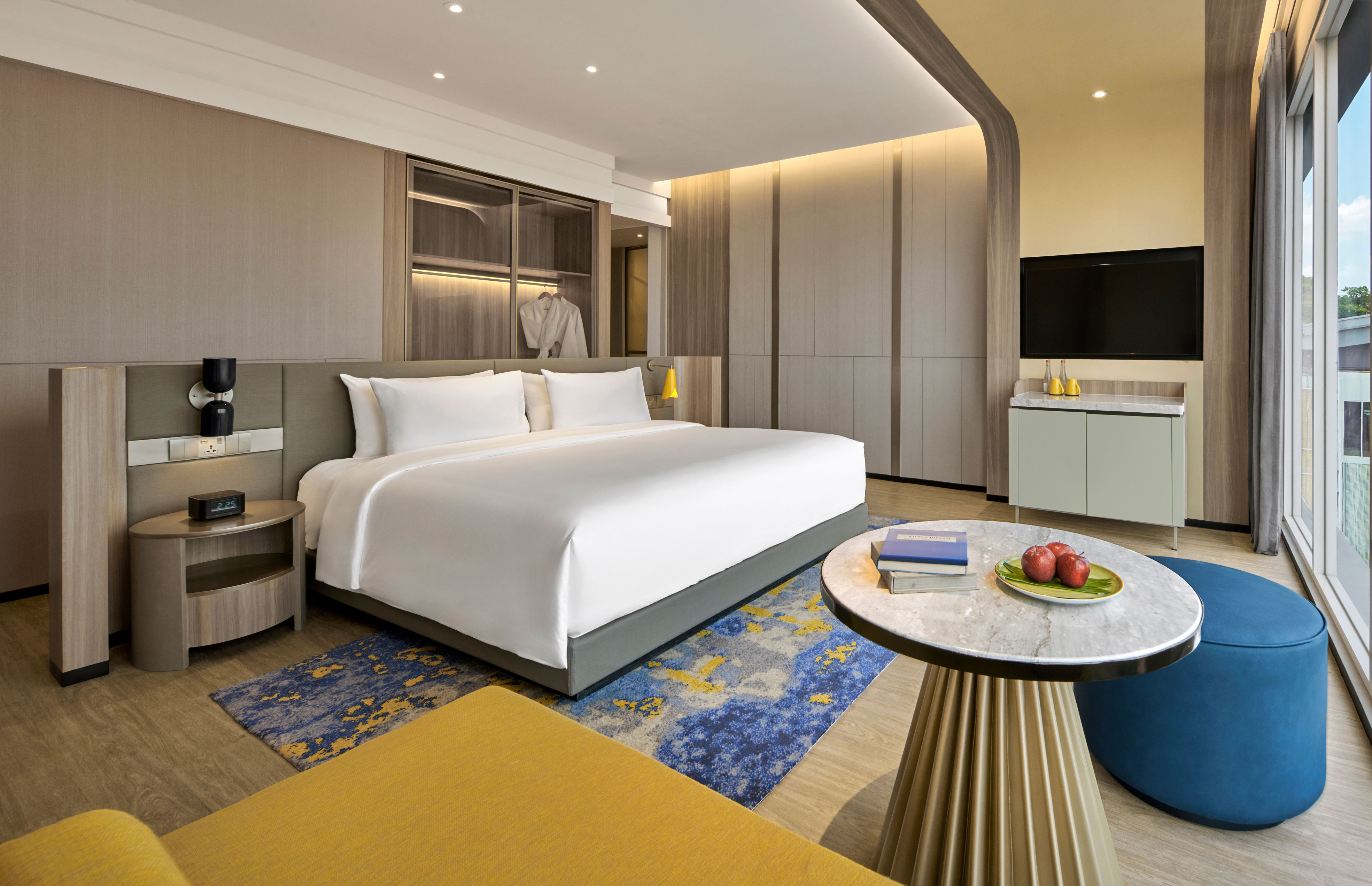 Suite, King Bed, City View