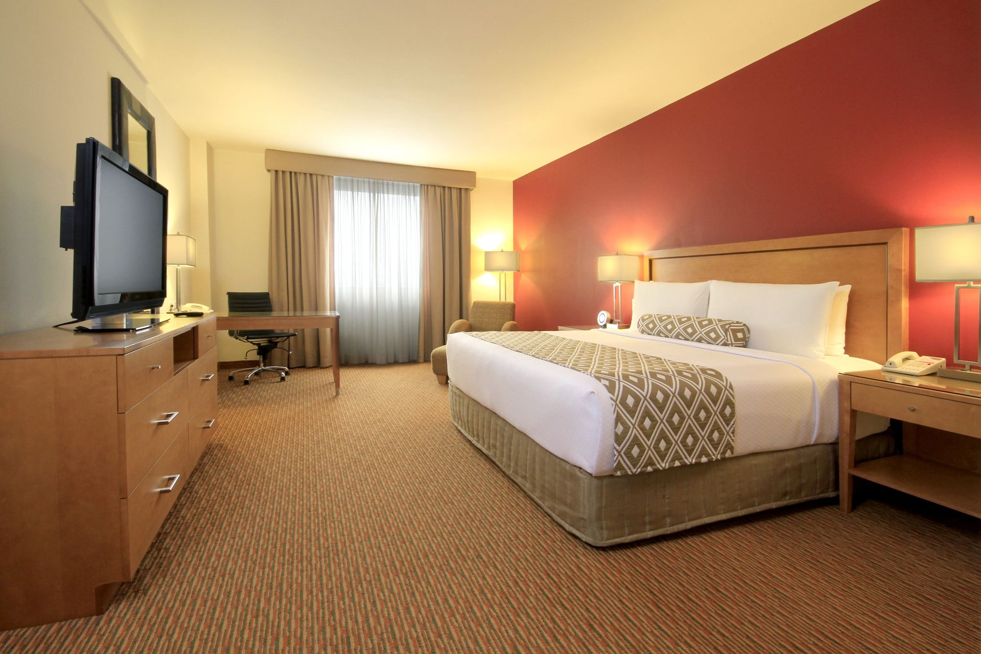 غرفة قياسية بسرير كينج مع دخول الصالة، CROWNE PLAZA MONTERREY AEROPUERTO 11/13