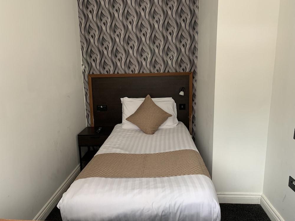 IBI Imperial Salford (ex Trivelles Hotel Manchester - Cross Lane) 10/62
