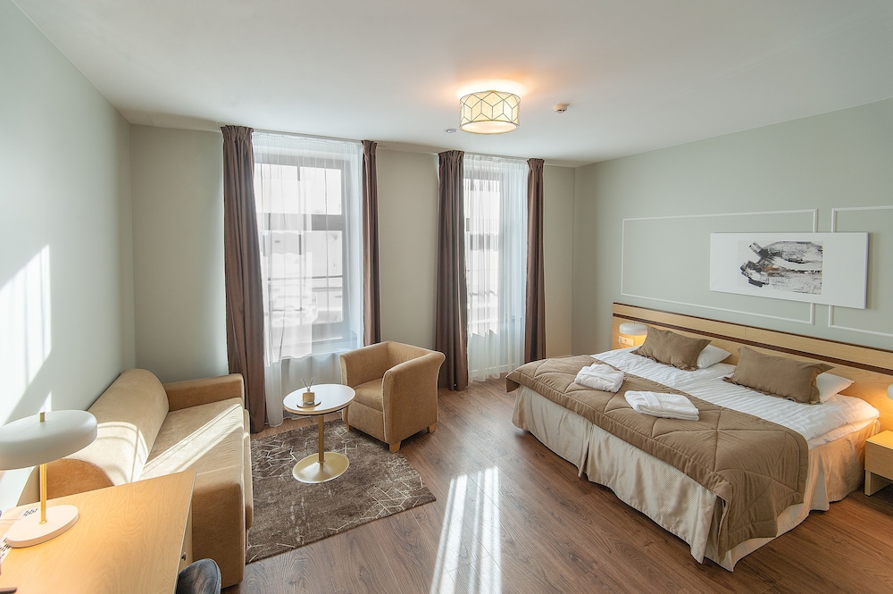 Old Port Hotel 20/50