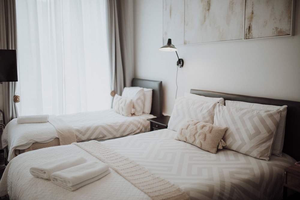 Suite, 2 Double and Twin Beds، 16 PILRIG GUEST HOUSE 6/7