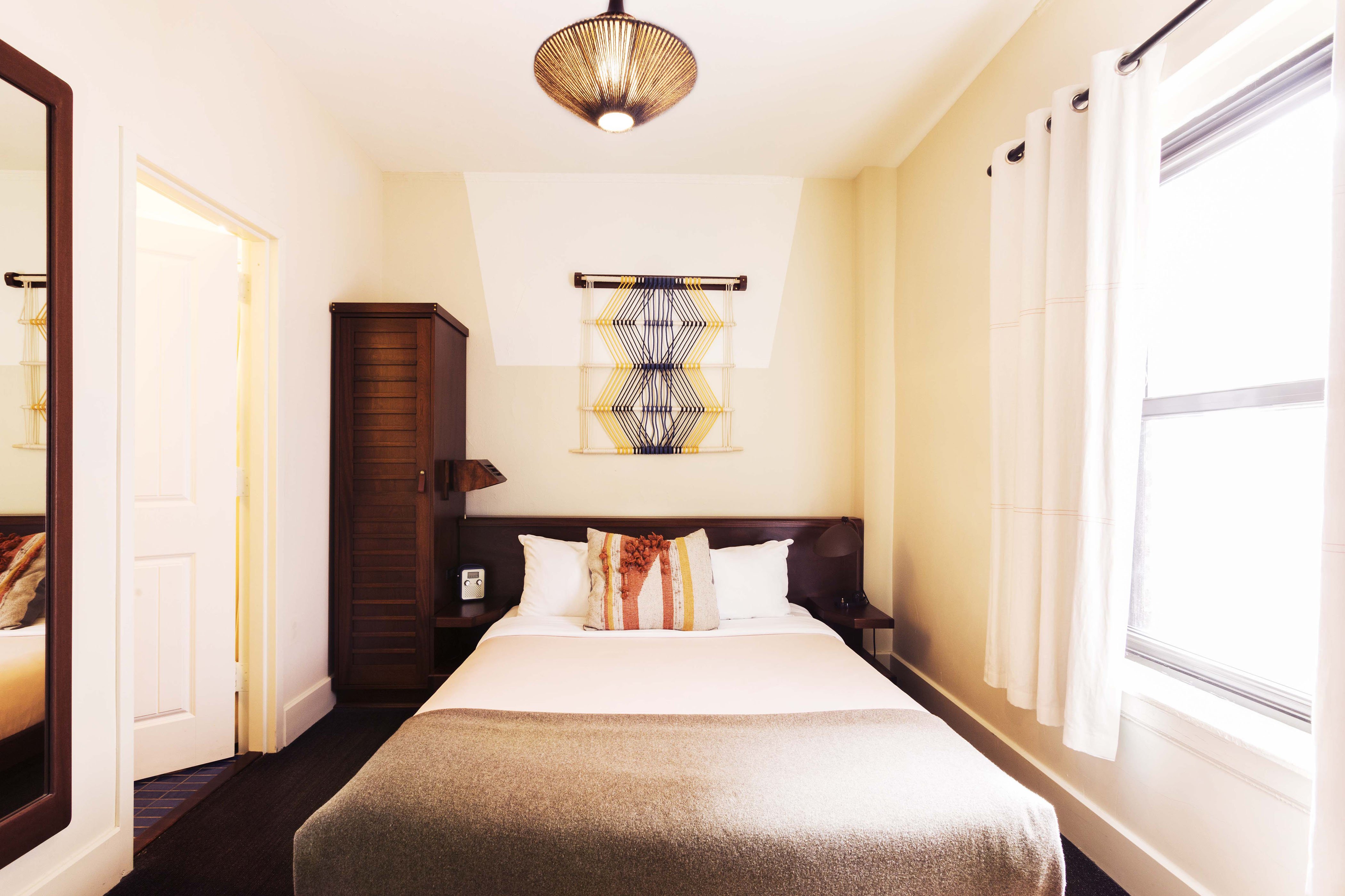 ROOM, QUEEN BED