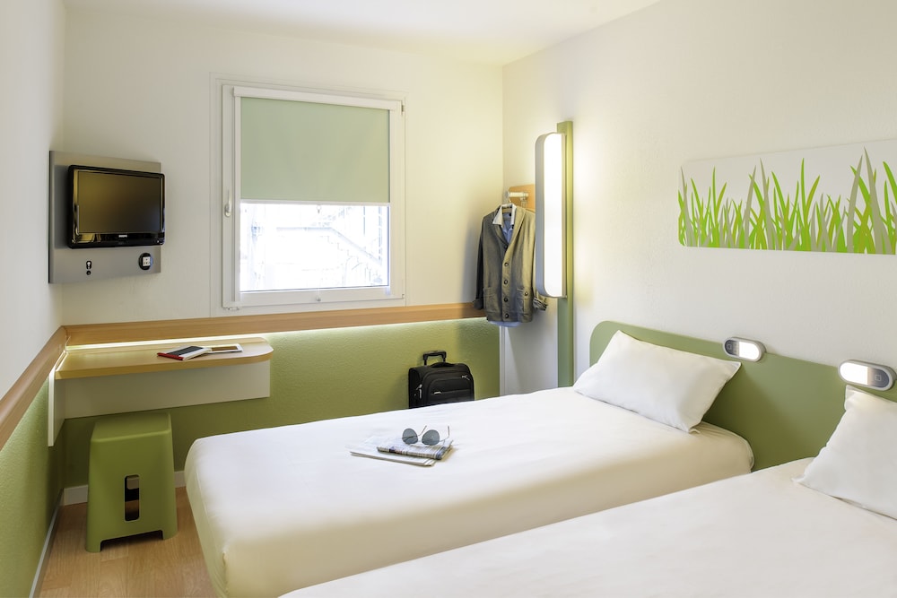 ROOM, TWIN BEDS