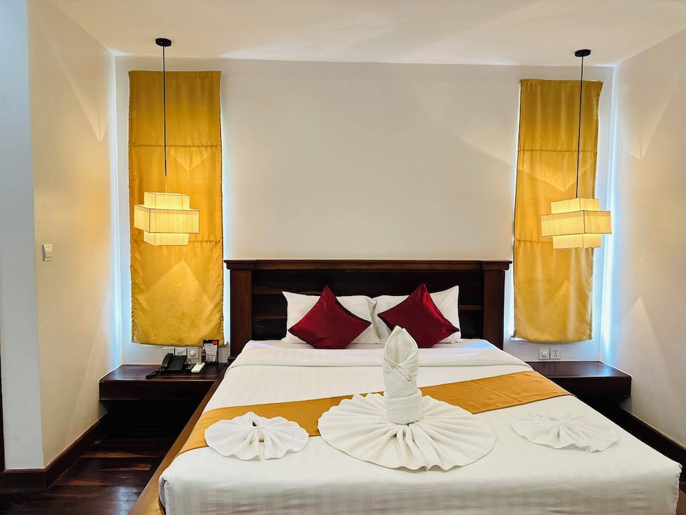 DELUXE, DOUBLE OR TWIN BED