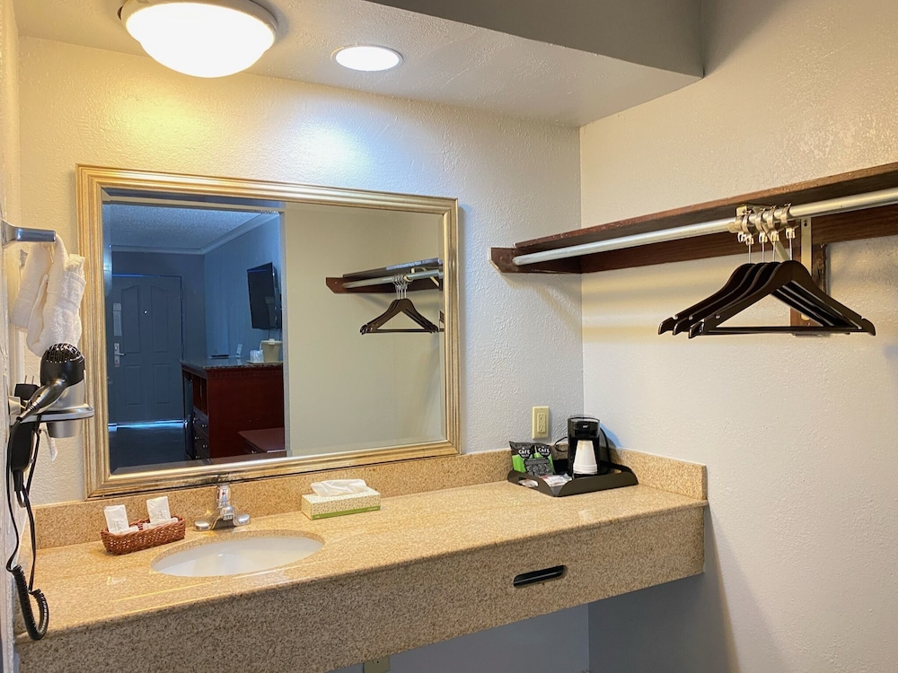Antioch Quarters Inn and Suites 30/54