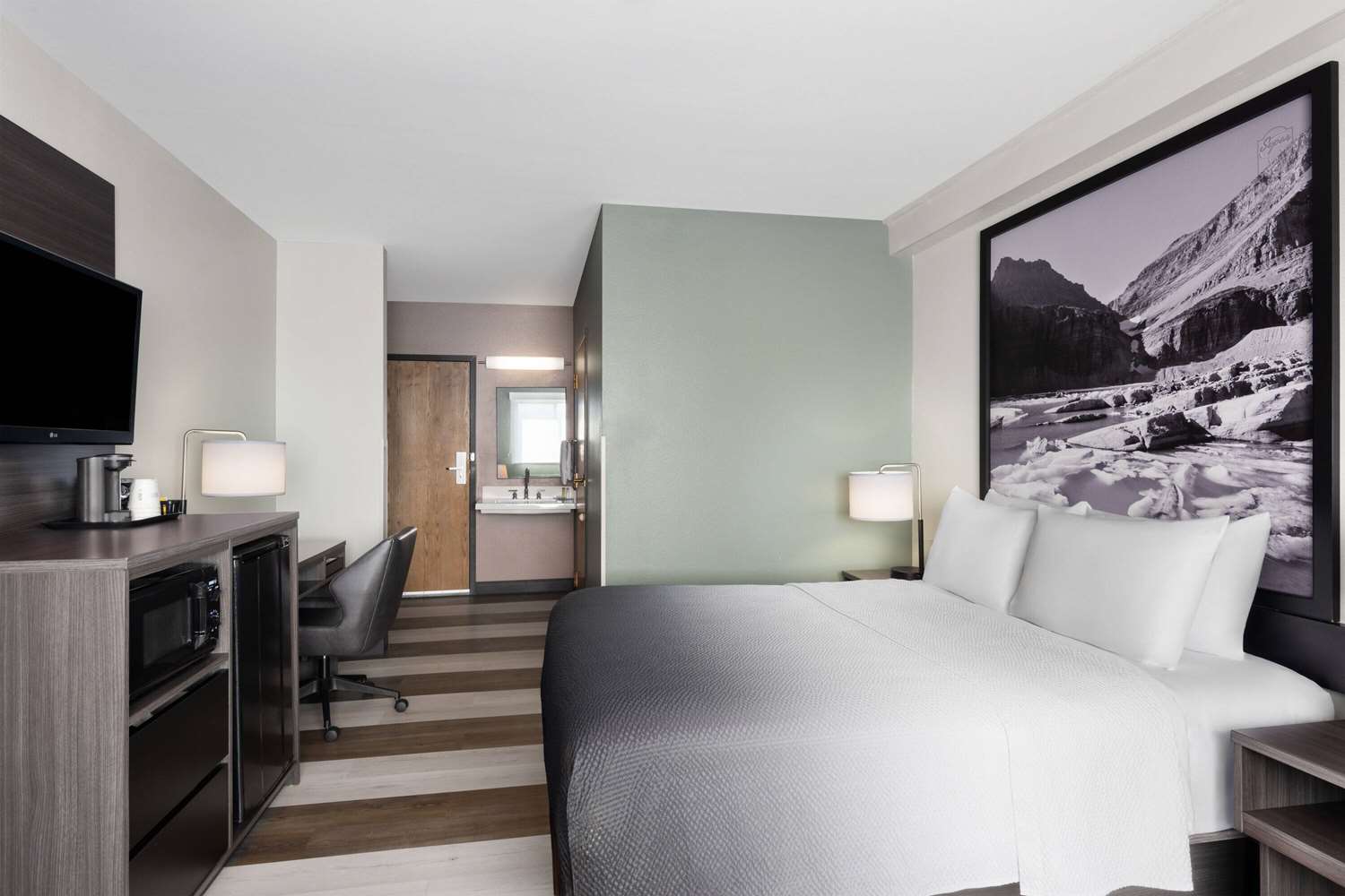 Super 8 by Wyndham Columbus MT 6/23