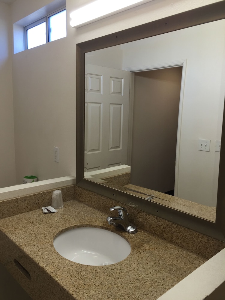Escondido Inn 35/42