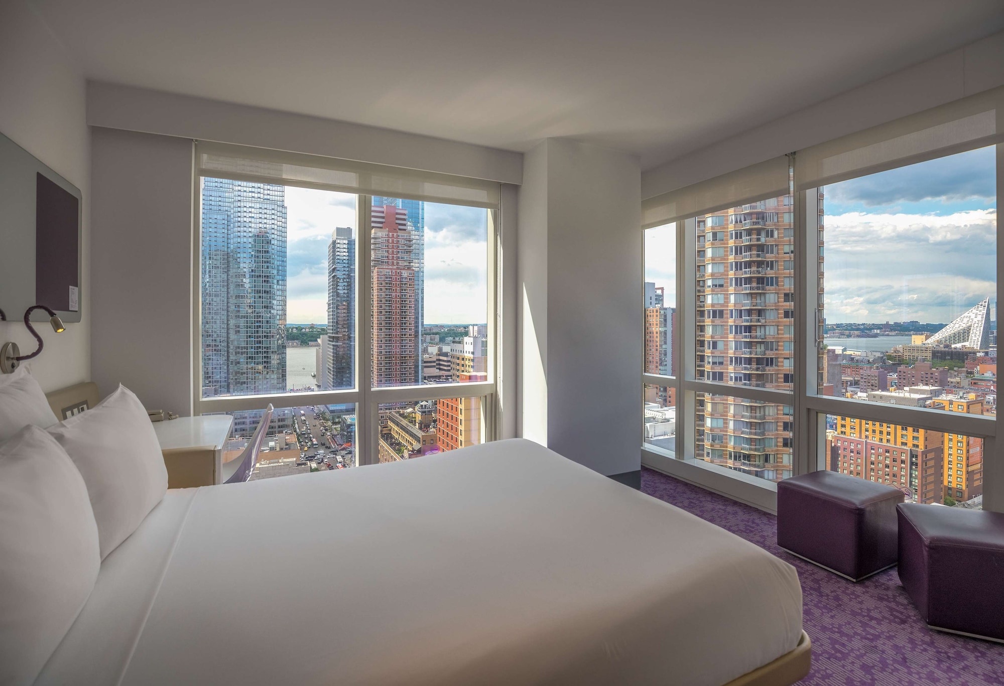 FIRST CLASS, QUEEN BED, CORNER