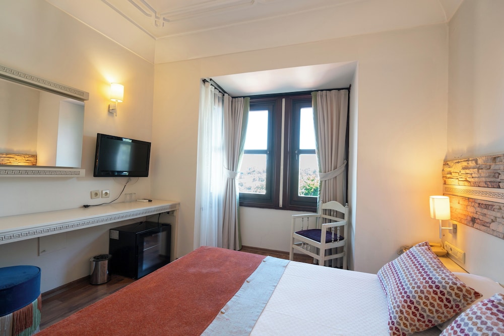 SUPERIOR, DOUBLE OR TWIN BED