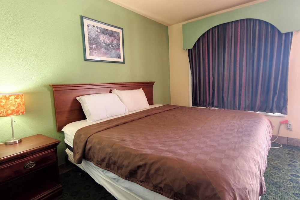 Sunset Lodge Elgin near US 290 by Hotel O 7/47