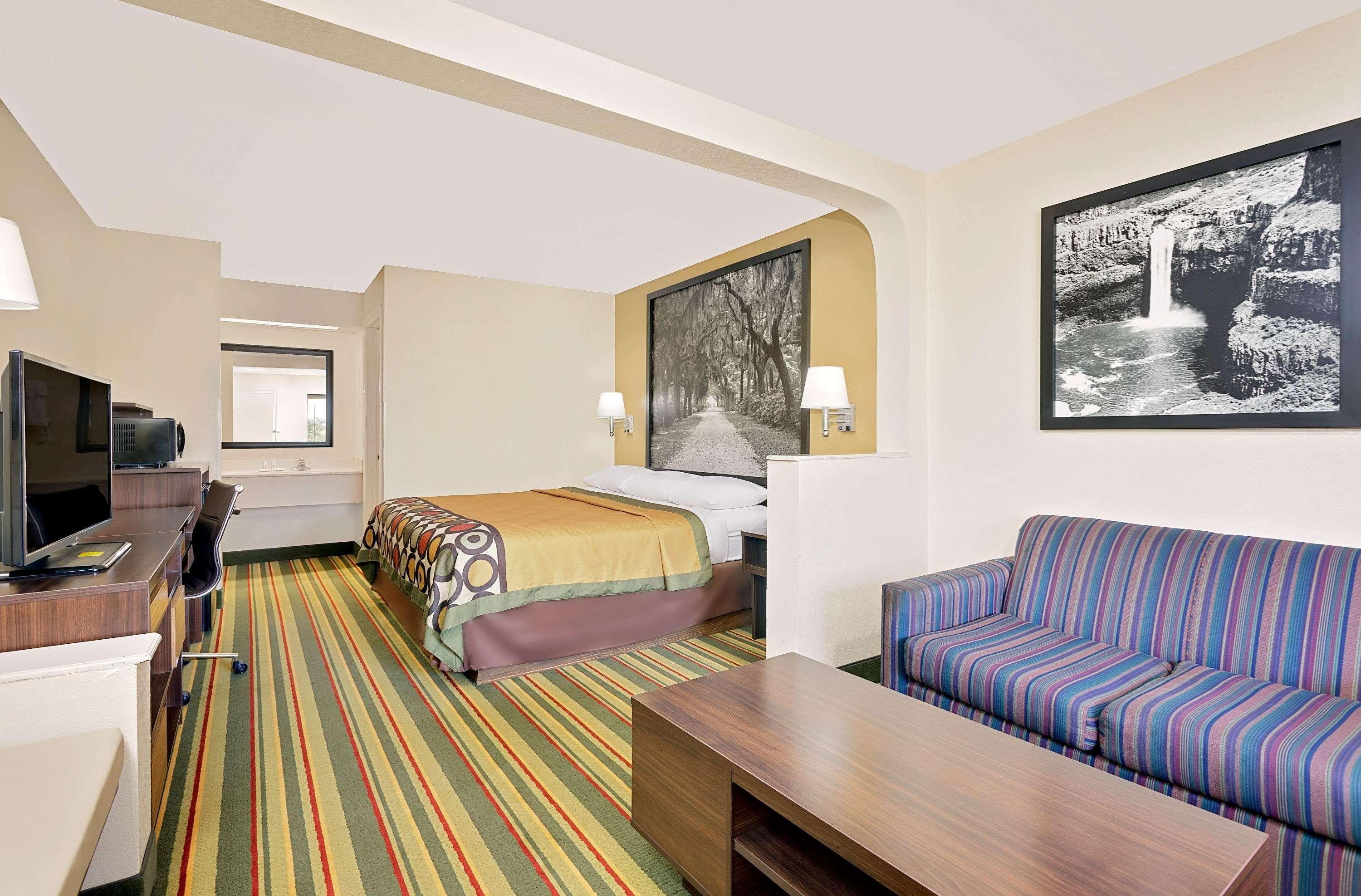 Super 8 by Wyndham Byron/South Macon 17/27