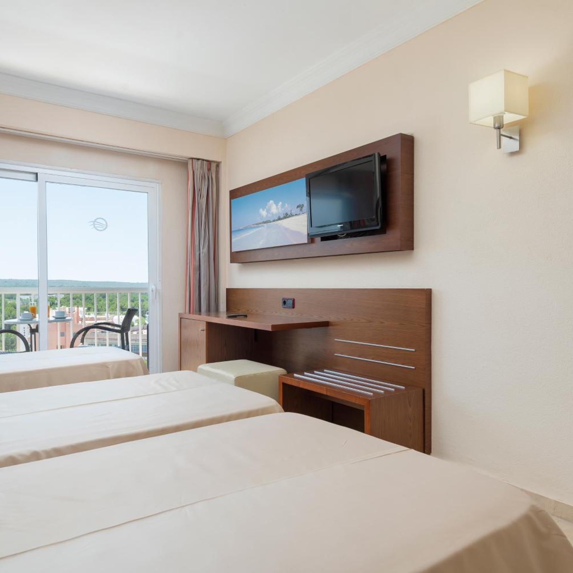 غرفة بسرير مزدوج أو سريرين منفصلين بشرفة مع سرير إضافي، Hotel Torre Azul & Spa - Adults Only 5/9