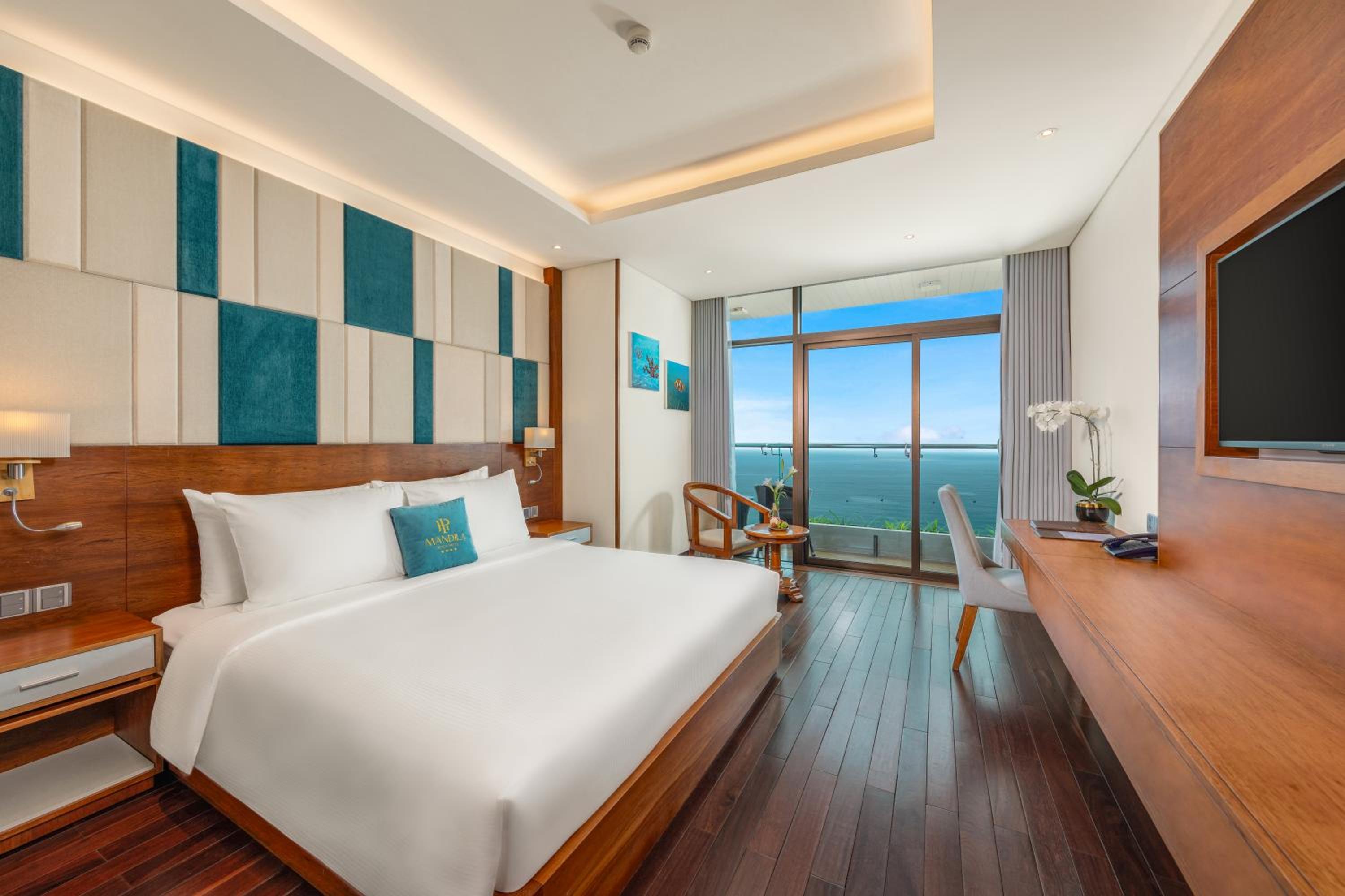 Deluxe, King Bed, Queen Bed, Ocean Front, Balcony 3/5