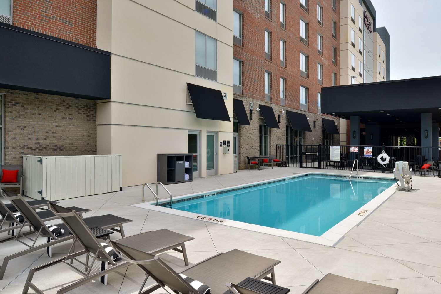 Hampton Inn & Suites Greensboro Downtown 24/25