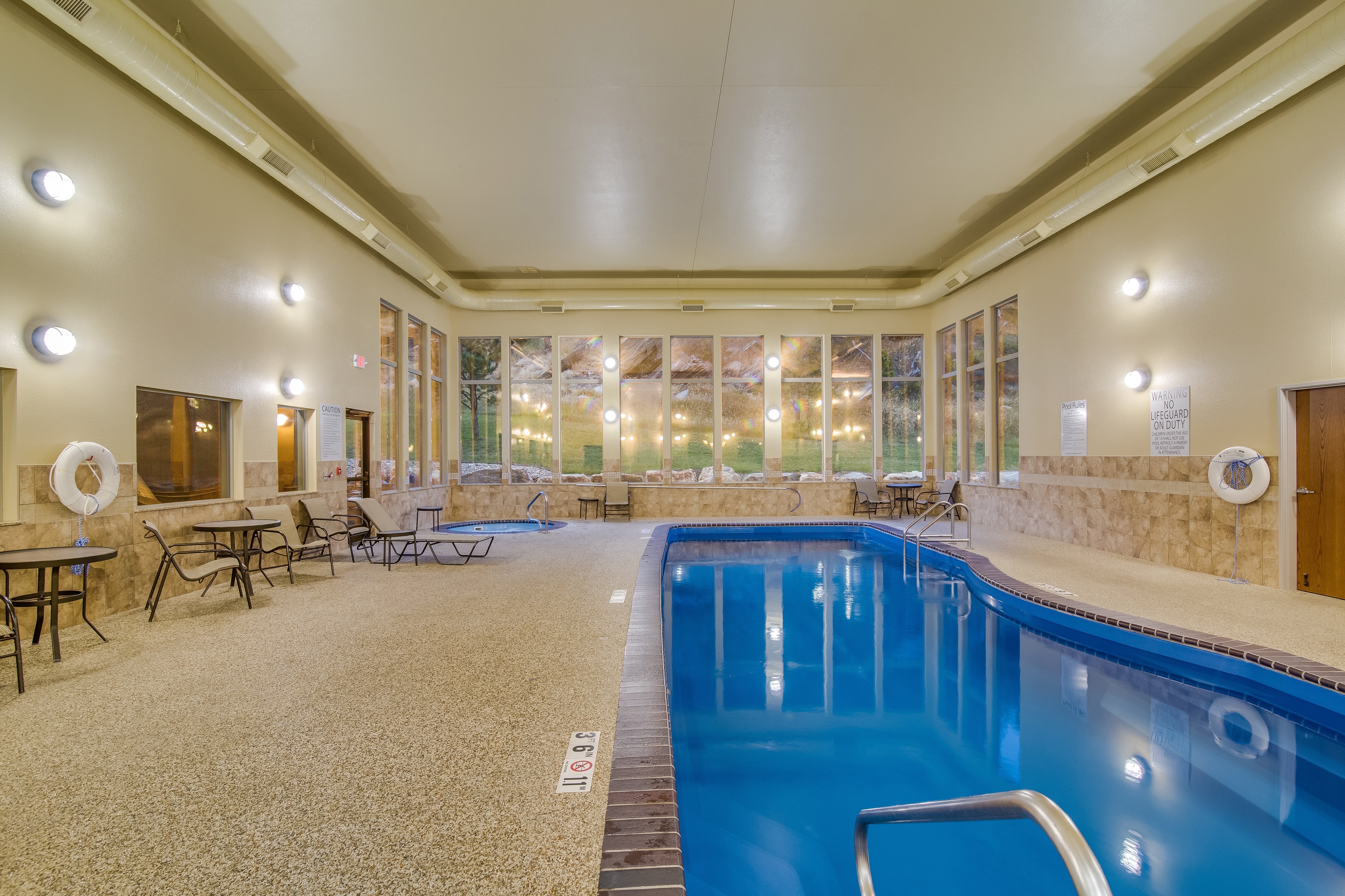 Holiday Inn Express and Suites Custer 39/59