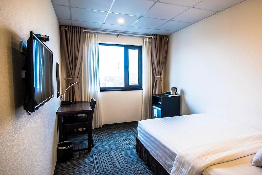 Sakura Hotel 3 6/56