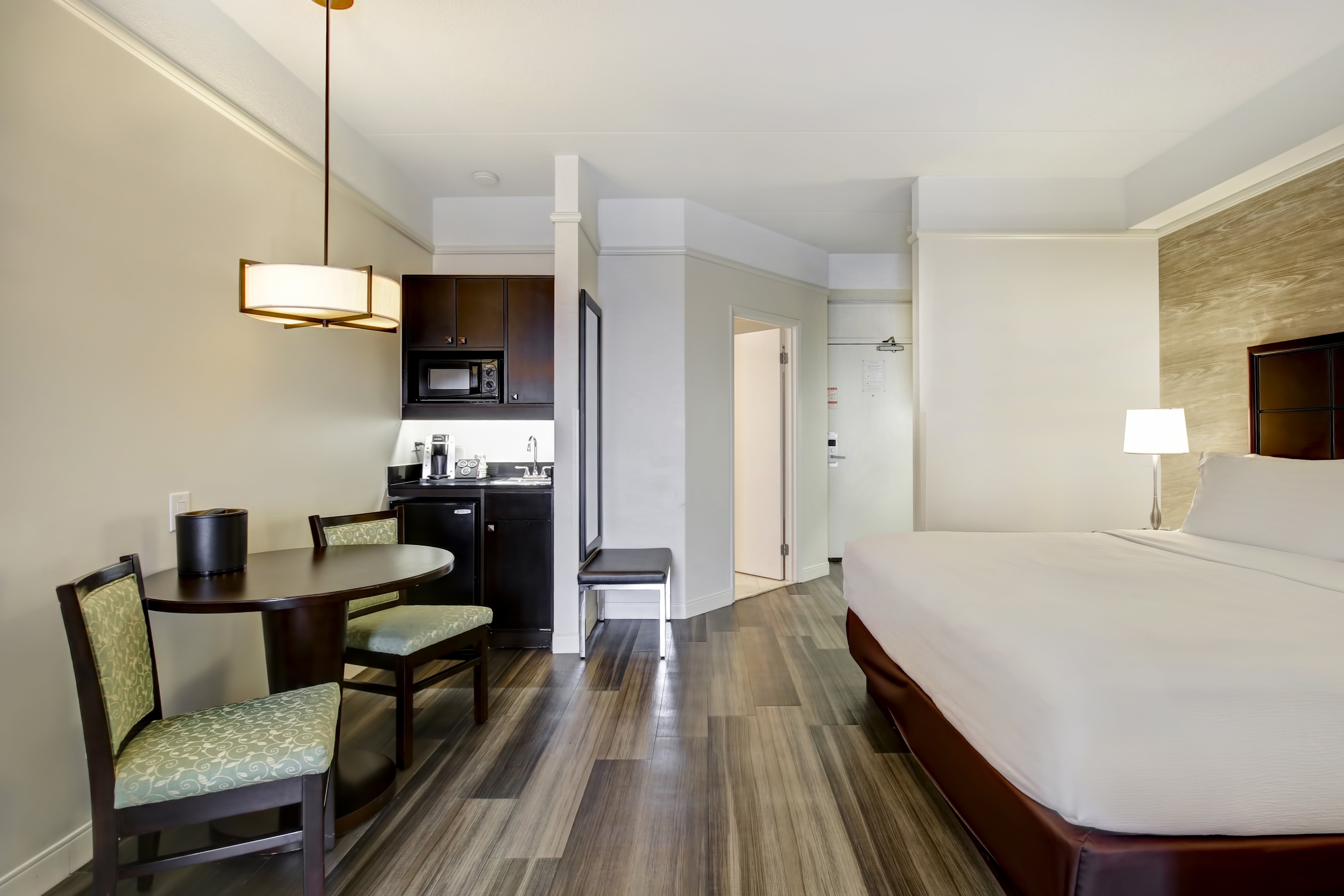 Holiday Inn Suites Windsor Ambassador Bridge 28/72
