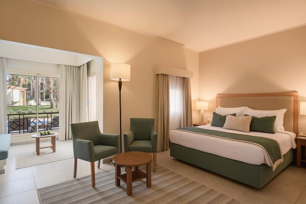 Swim Up, Queen Bed