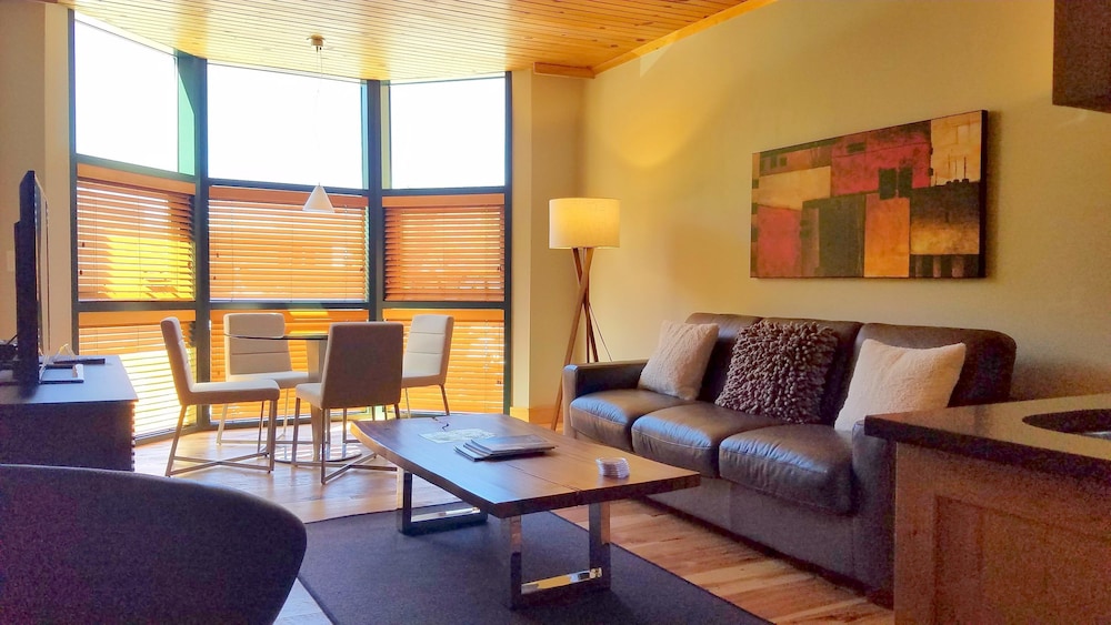 Ice House Suites and Condominiums 57/71