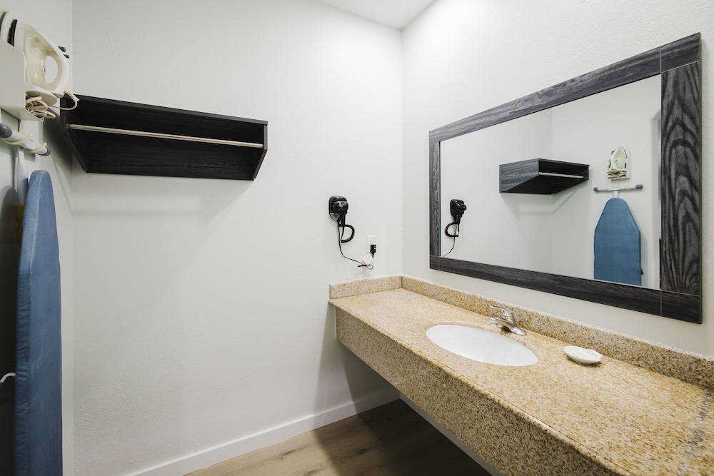 Sapphire Inn & Suites- Deer Park 29/36