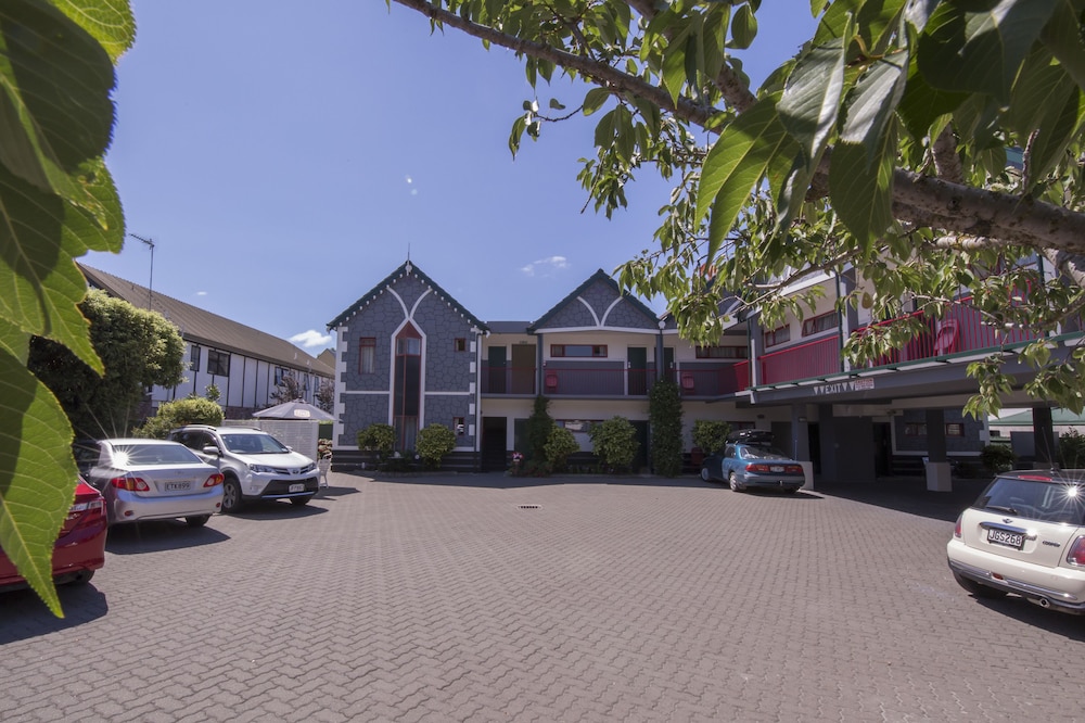 Amross Court Motor Lodge 7/50
