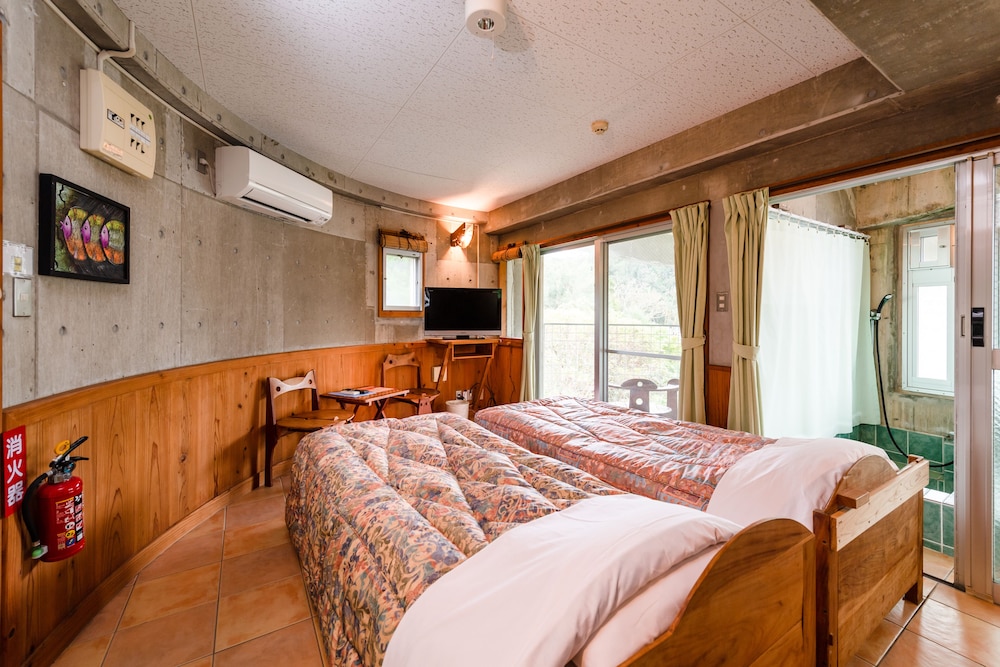 1 BEDROOM, STANDARD, TWIN BEDS
