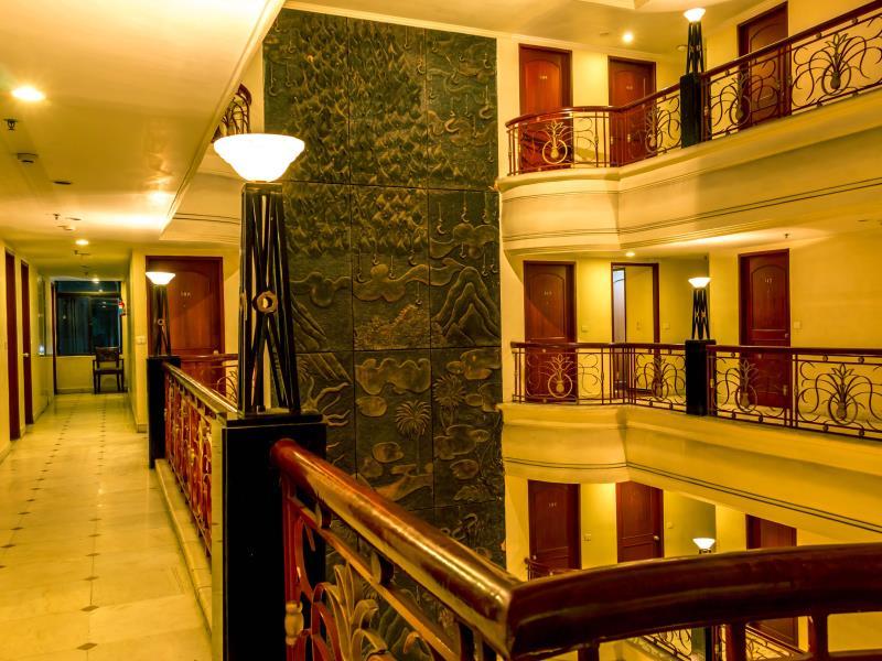 ROYAL FORT HOTEL 9/32