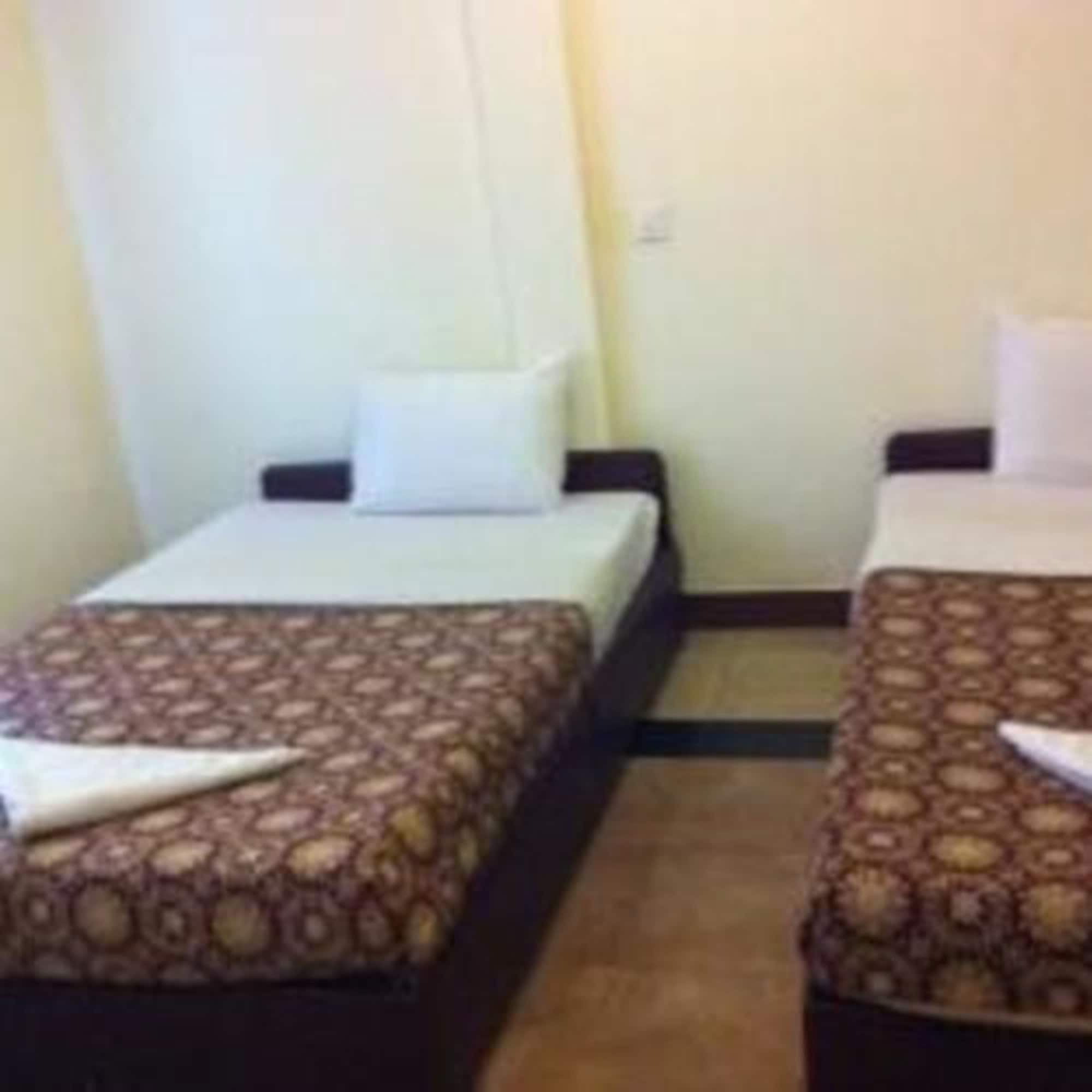 ROOM, TWIN BEDS