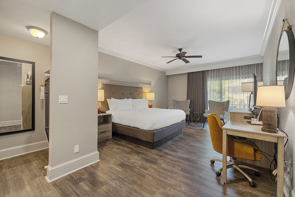 Room, King Bed, Resort Side، The Ridges Resort And Marina 4/6