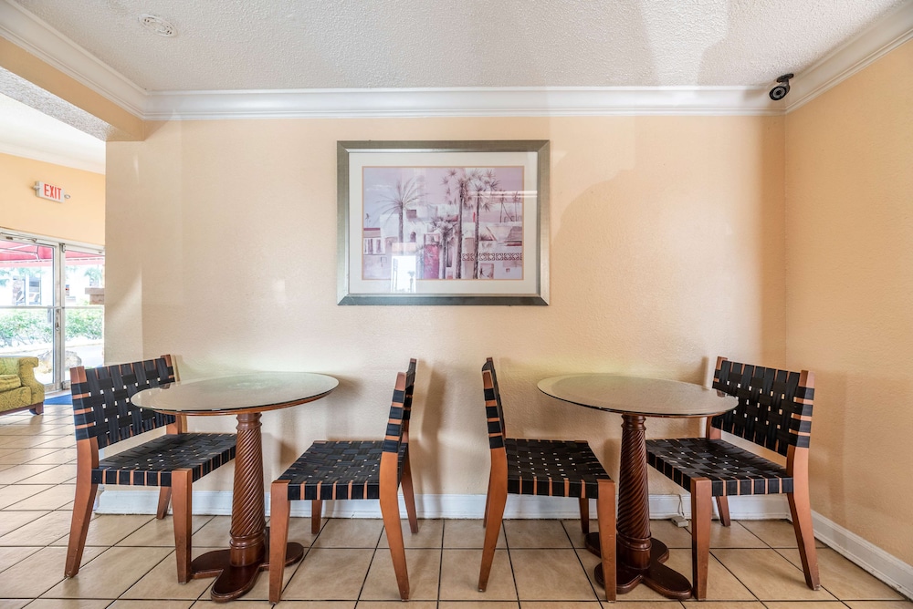Super 8 by Wyndham Kissimmee/Orlando 36/50