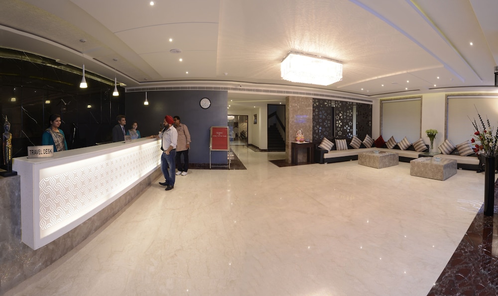 Taj Vilas 7/60