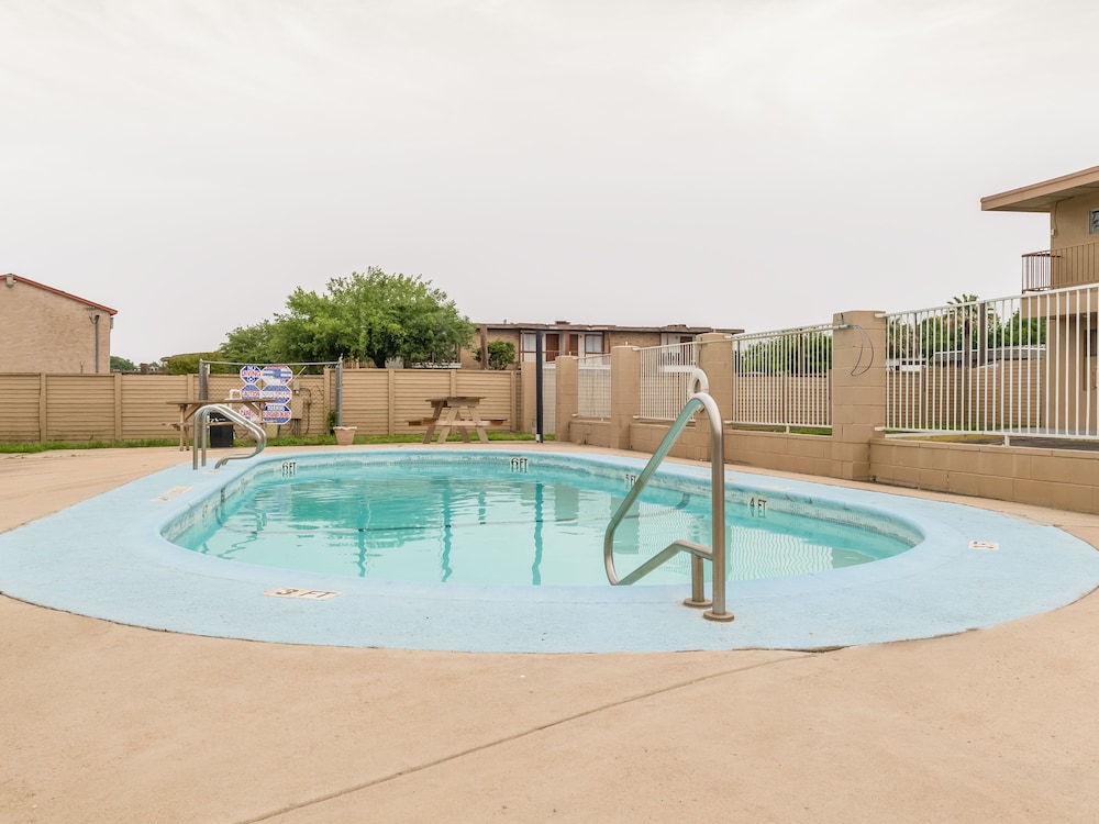 Oyo Hotel San Antonio Lackland AFB/Seaworld Hwy 90 W 35/52