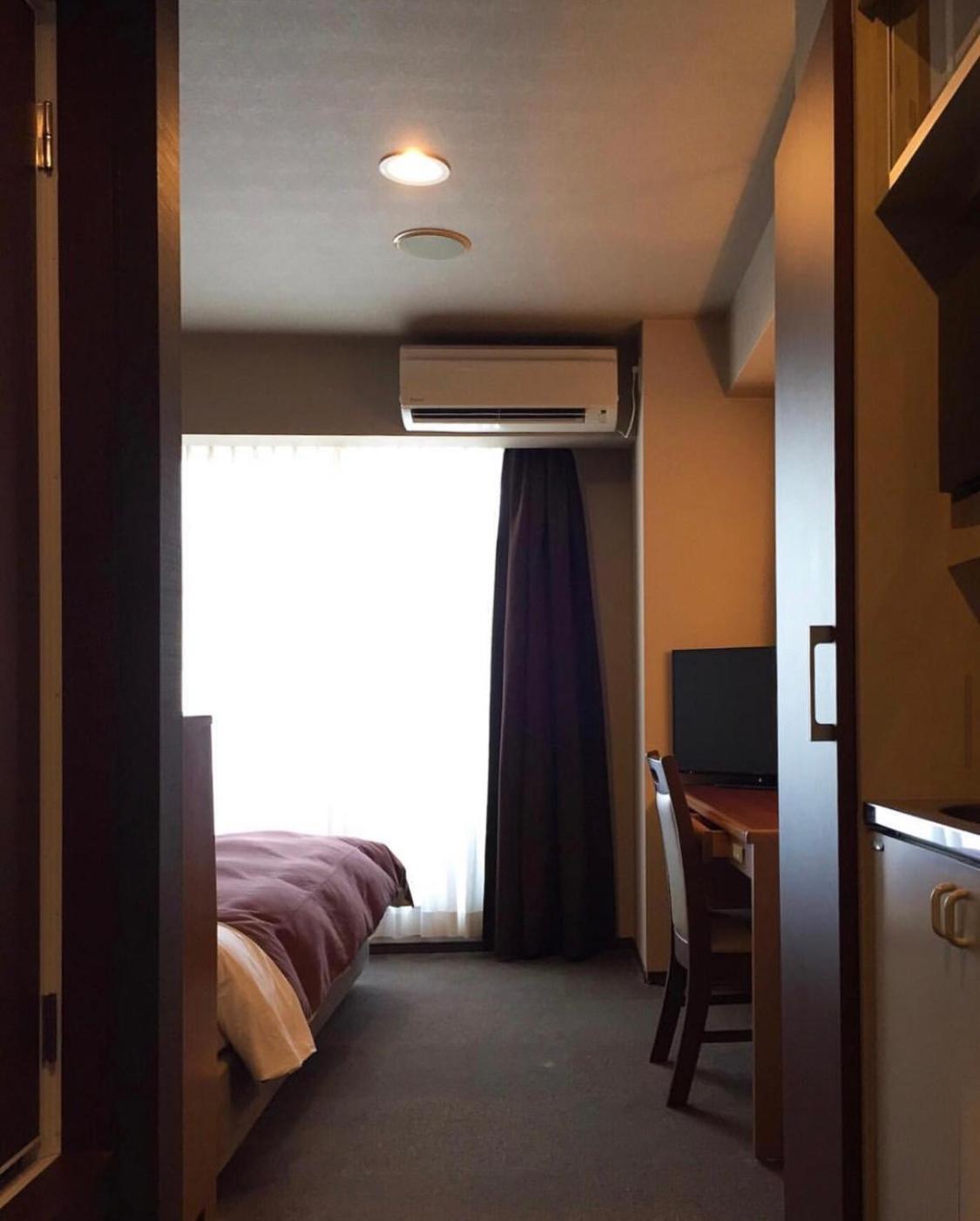 ROOM, SINGLE