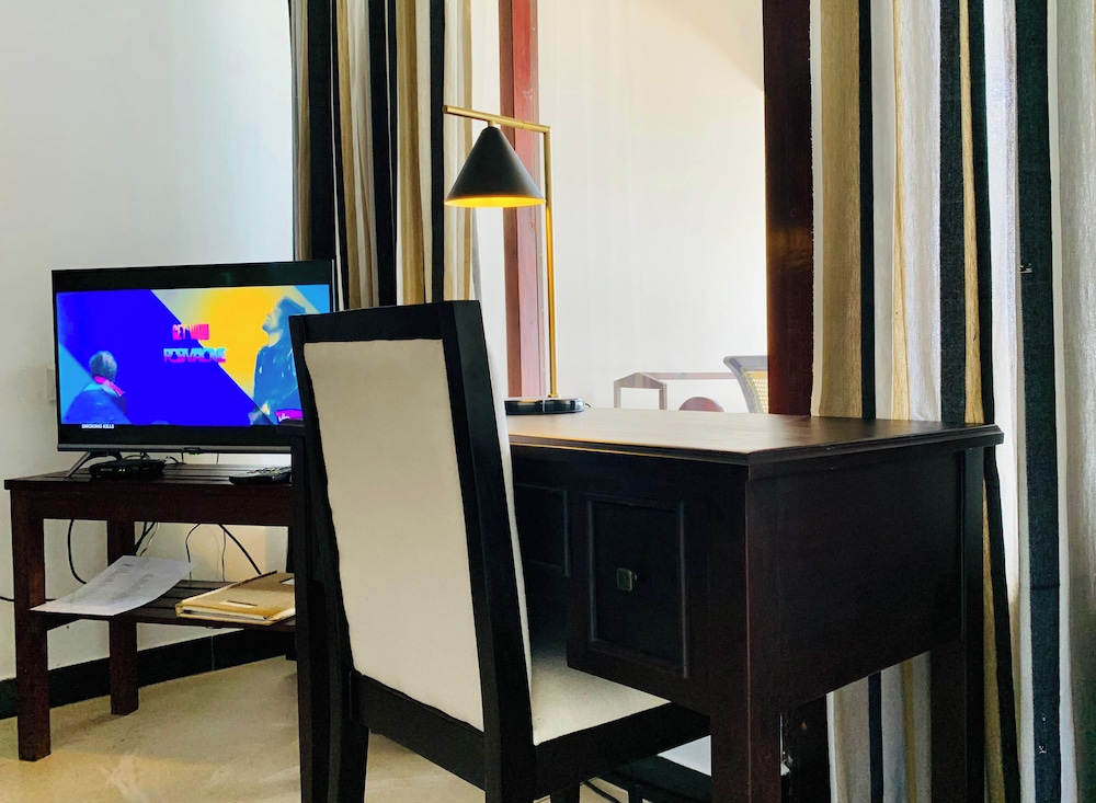 Suite Lanka 37/50