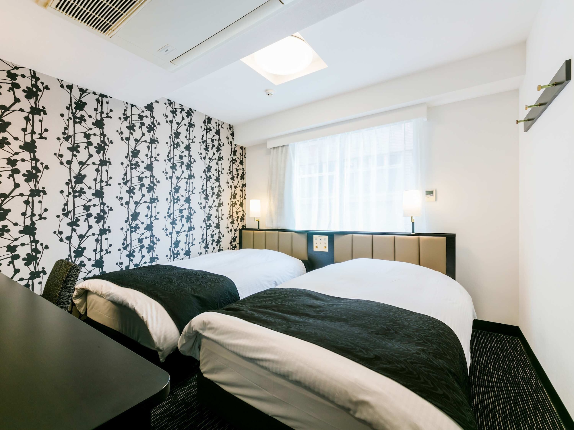 ROOM, TWIN BEDS